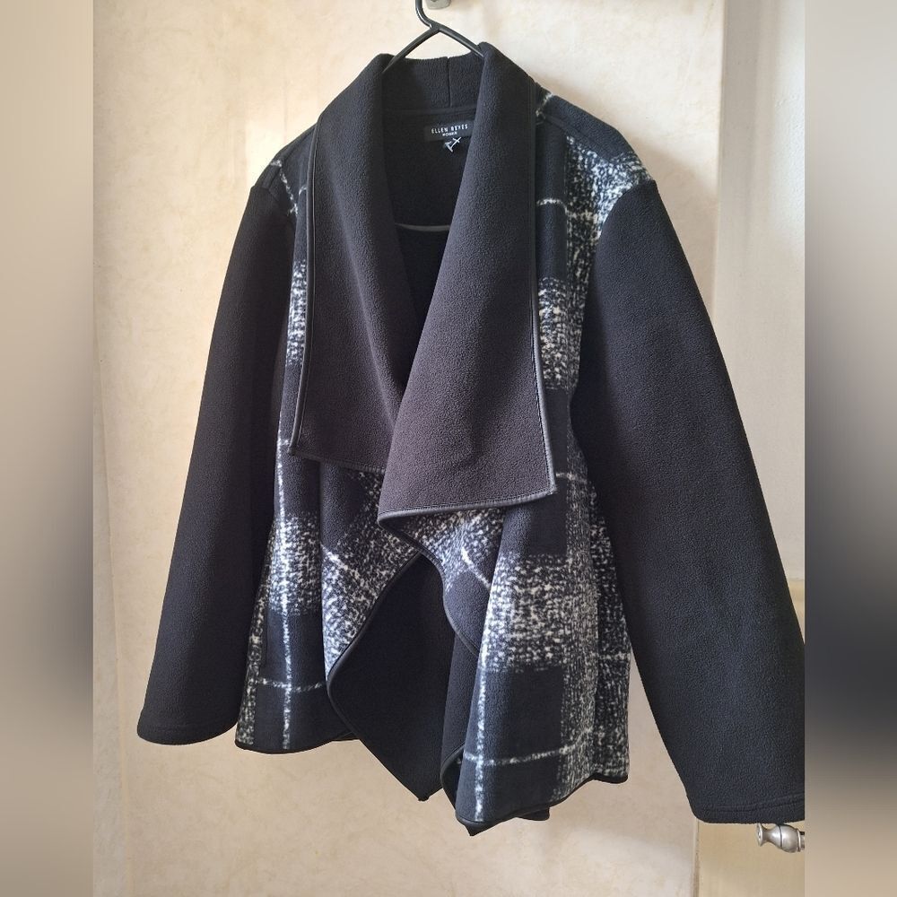 NWOT 3X Black and Gray White, Plaid Fleece Coat Jacket Open